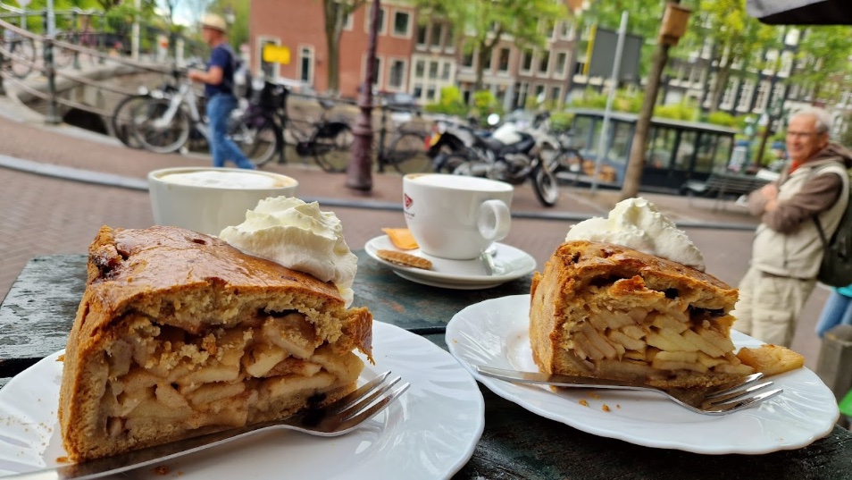 The Papeneiland Cafe apple pie review