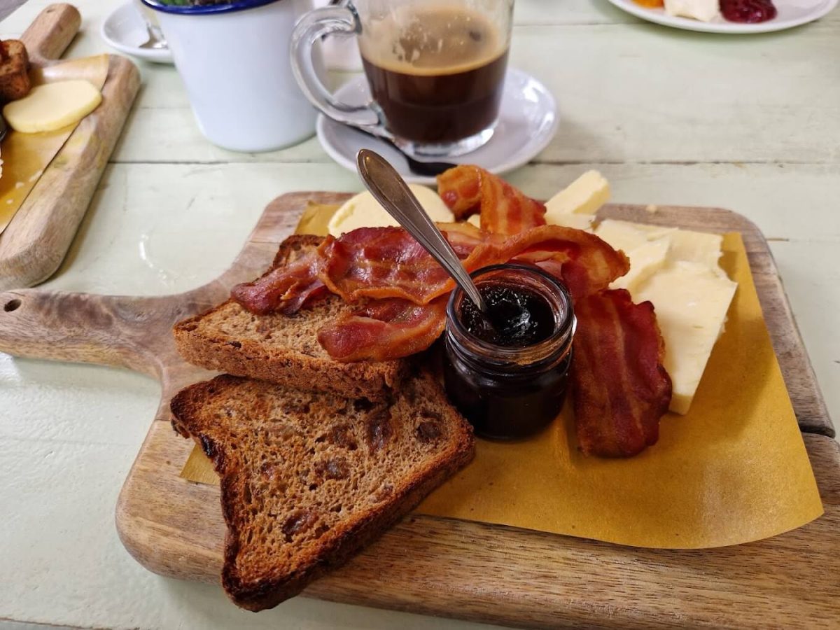 15 Hidden Breakfast Gems in Amsterdam (And 1 to Avoid!)